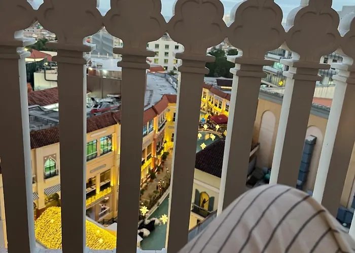 Spacious Staycation With Venice Grand Canal View Apartment Manila